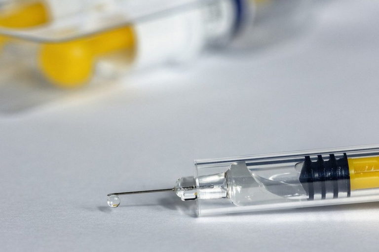 Британия первой в мире начинает массовую COVID-вакцинацию Британия первой в мире начинает массовую COVID-вакцинацию