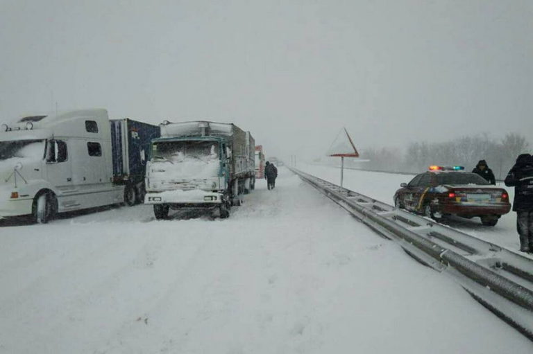 В двух областях ограничено движение фур из-за снегопада В двух областях ограничено движение фур из-за снегопада