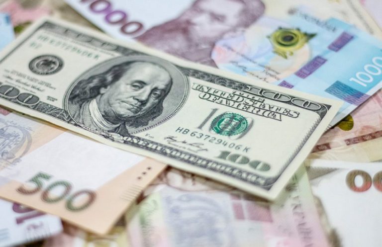 Доллар упал: что происходит с курсом на межбанке