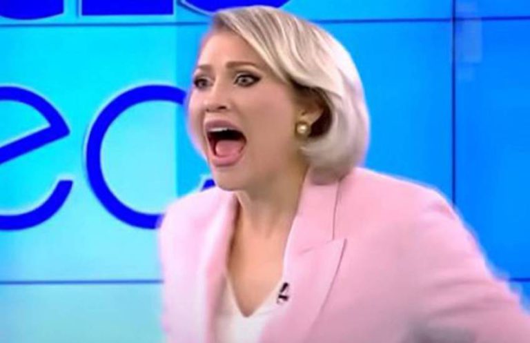 Голая женщина в прямом эфире напала на телеведущую Голая женщина в прямом эфире напала на телеведущую