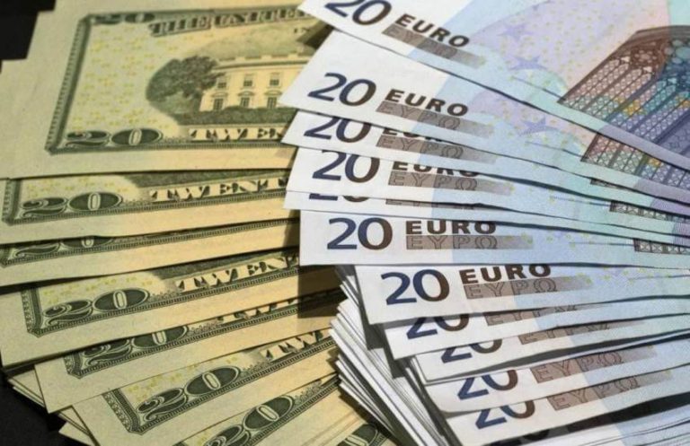 Доллар подешевел, курс евро перерос психологическую черту