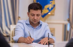 Зеленский подписал закон, приравнивающий е-паспорта к бумажным
