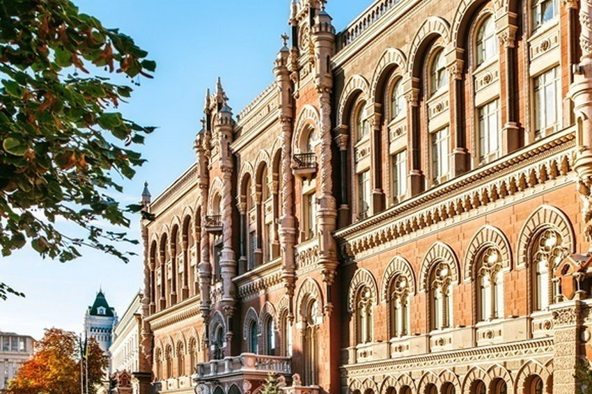 НБУ вдвічі збільшив продаж валюти