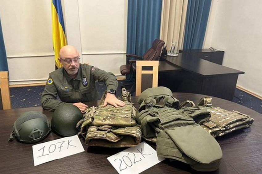 Резніков показав бронежилети та шоломи для ЗСУ