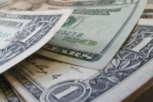 НБУ збільшив продаж доларів із резервів