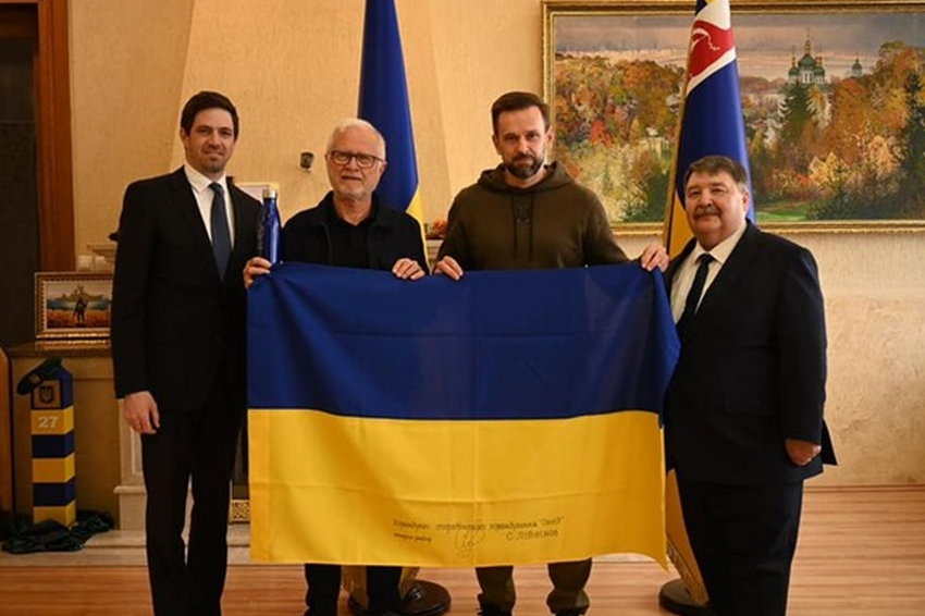 Заступник глави МЗС Угорщини під час візиту до Ужгорода передав Україні шість автобусів