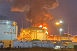 Пожежа на нафтобазі в РФ: до гасіння залучили п'ять пожежних потягів