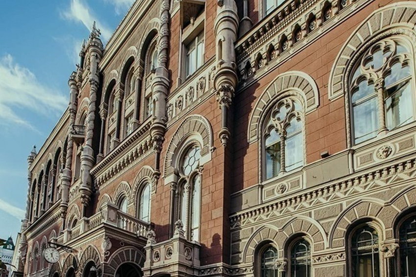 НБУ скоротив продаж доларів із резервів