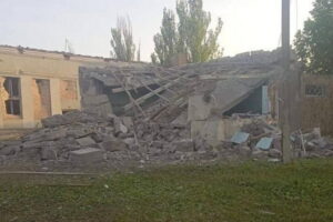 На Херсонщині снаряд РФ вбив чоловіка, який ремонтував покрівлю будинку