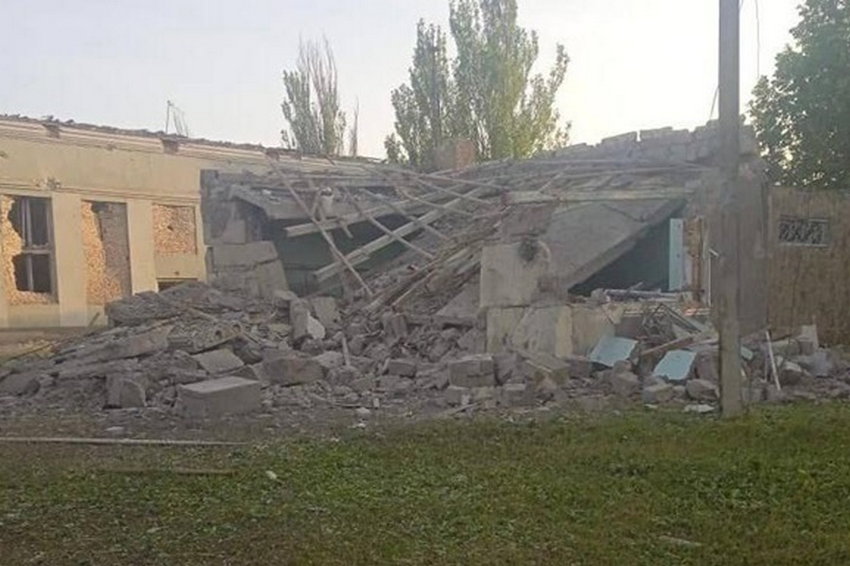 На Херсонщині снаряд РФ вбив чоловіка, який ремонтував покрівлю будинку
