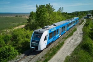 У Канаді почав курсувати туристичний поїзд, який працює на водні