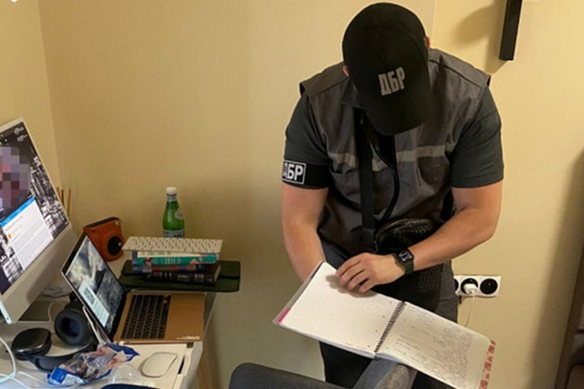 Трьох дніпровських правоохоронців підозрюють у привласненні криптовалюти