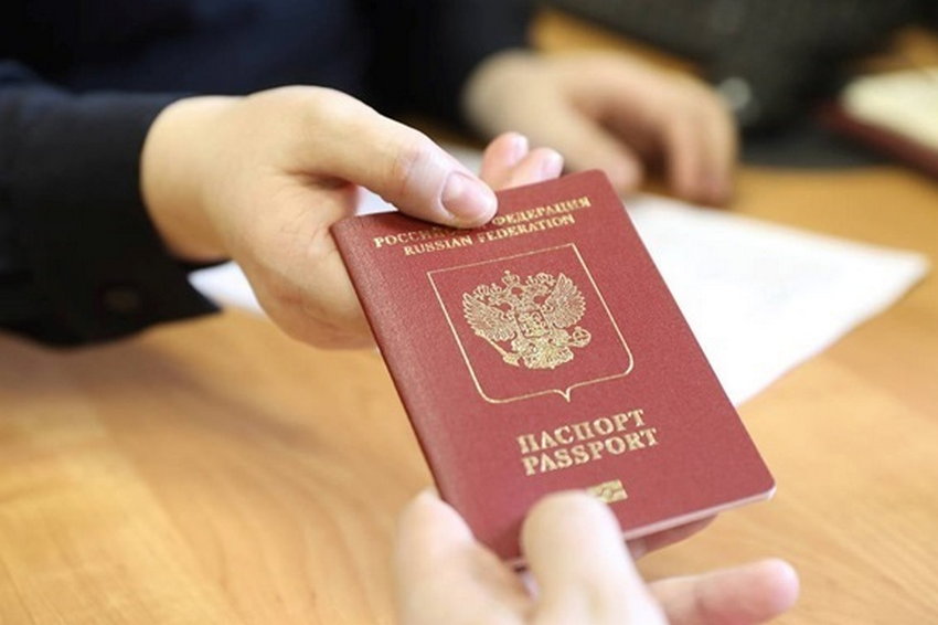 Росіяни на Запоріжжі підкуповують пенсіонерів для прискорення паспортизації