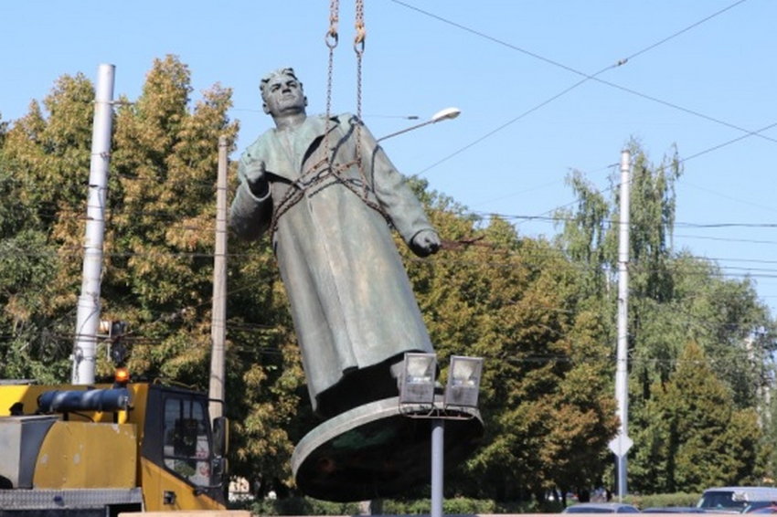У Полтаві знесли пам'ятник радянському генералу