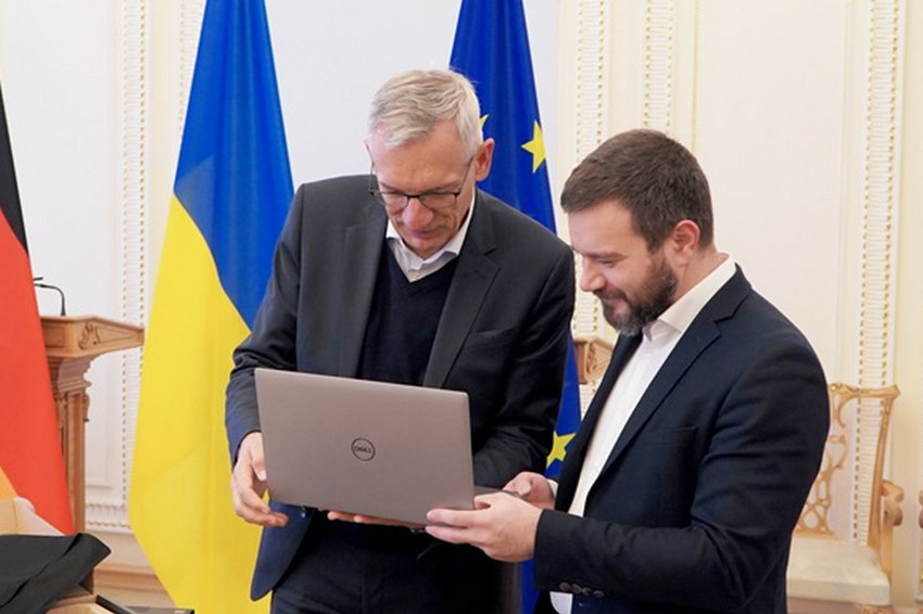 Бундестаг передав Раді тисячу ноутбуків