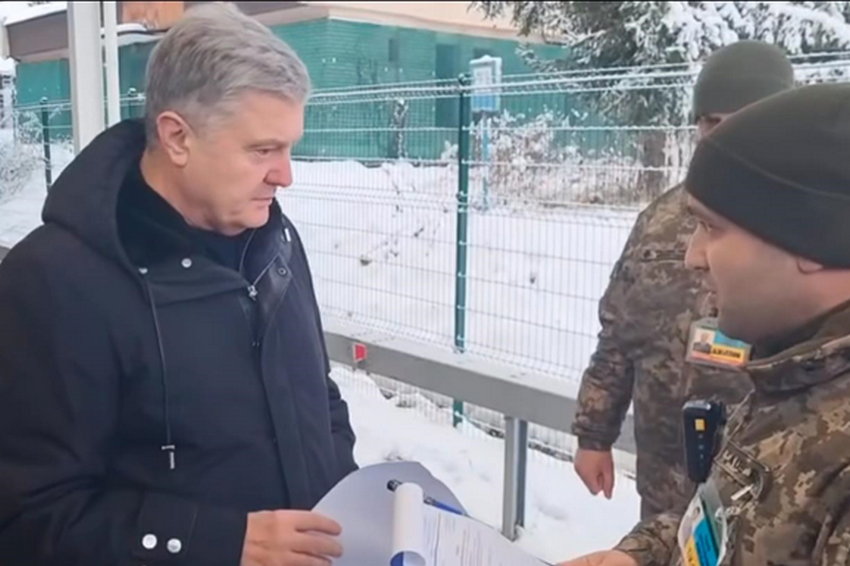 Прикордонники не випустили Порошенка з України