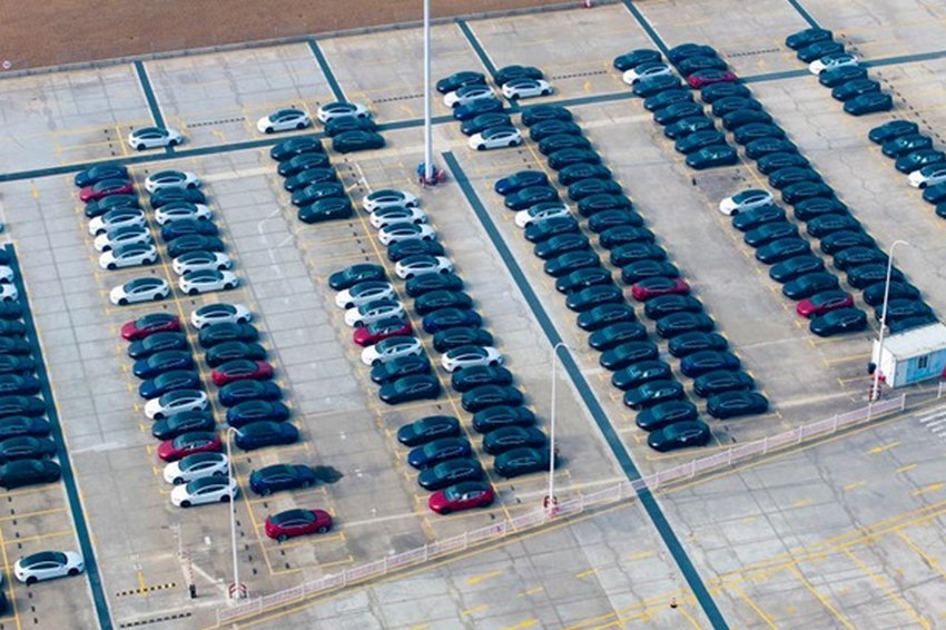 Tesla відкликала 1,6 млн електромобілів у Китаї