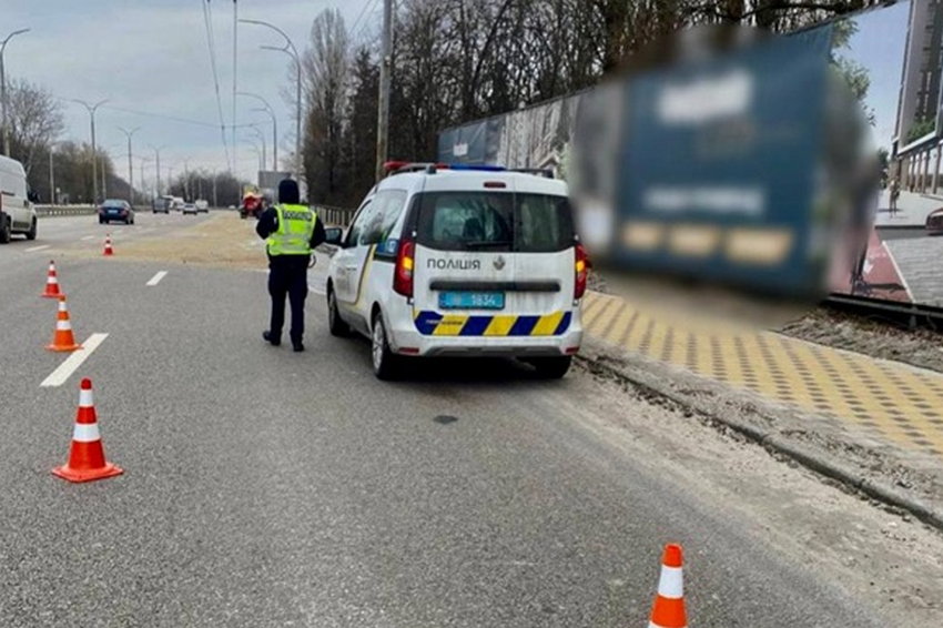 У Києві провалився асфальт через аварію на тепломережі