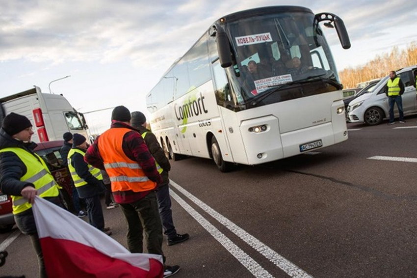 На кордоні Польщі з Україною почали зупиняти автобуси