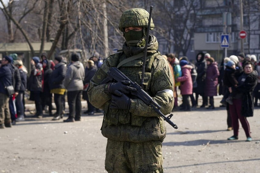 Росіяни позбавили жителів ТОТ можливості знімати гроші з українських карток