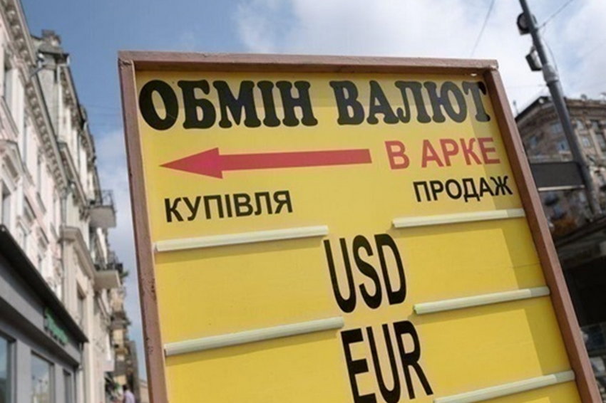 Долар і євро продовжують дорожчати у обмінниках