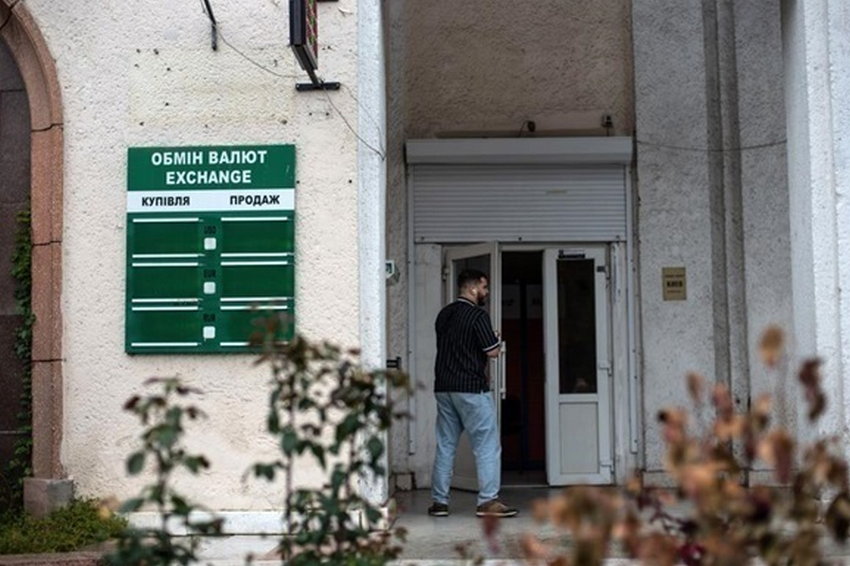 Долар подешевшав в обмінниках, евро - дорожчає
