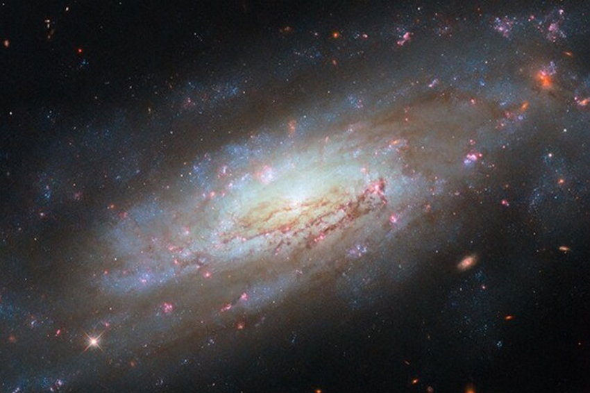 Hubble зазнімкував спіральну галактику за 49 млн світлових років від Землі