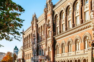 Нацбанк підвищив курс гривні на дві копійки