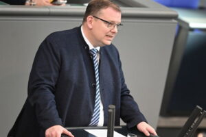 Депутат бундестагу: Київ має право воювати в РФ німецькою зброєю