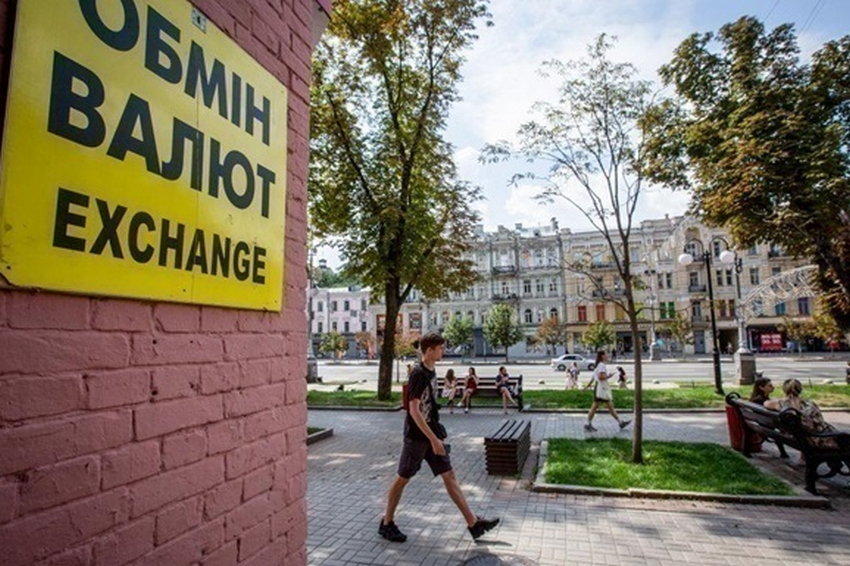 Долар трохи подешевшав на готівковому ринку Долар трохи подешевшав на готівковому ринку