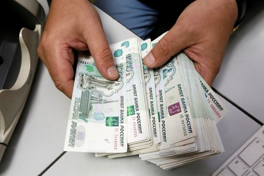 В РФ спрогнозували зниження цін на нафту та швидку девальвацію рубля