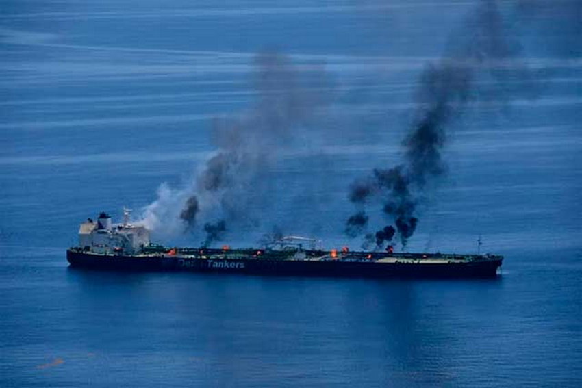 У Червоному морі відбуксирували грецький танкер, уражений хуситами