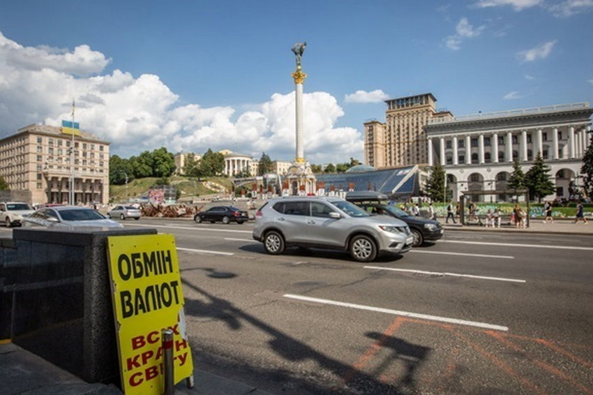 Долар і євро стабілізувалися наприкінці тижня