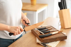 Як вибрати ніж для зняття шкури: практичний гід для кухарів і мисливців