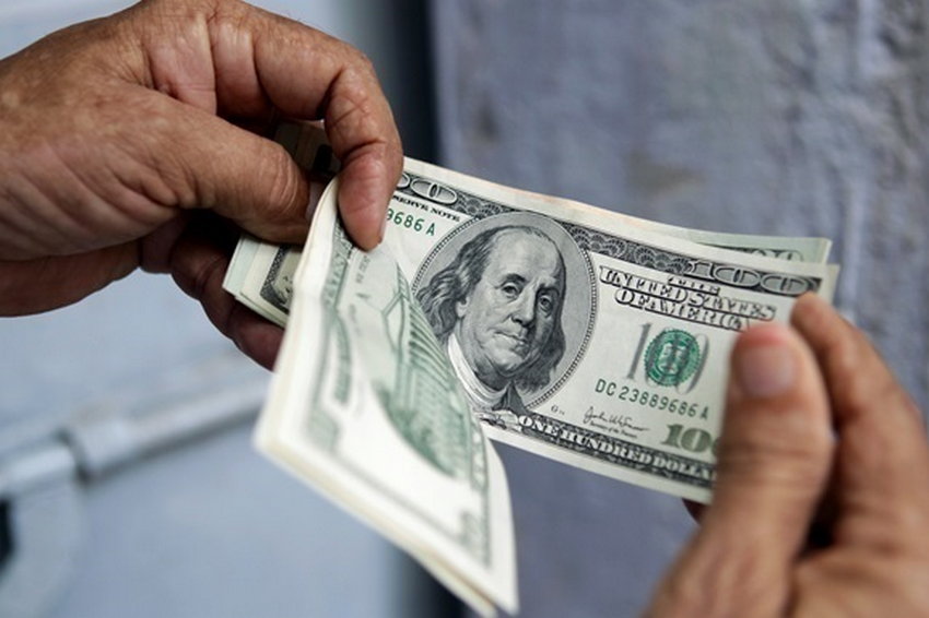 Курс долара падає до світових валют через недовіру до США