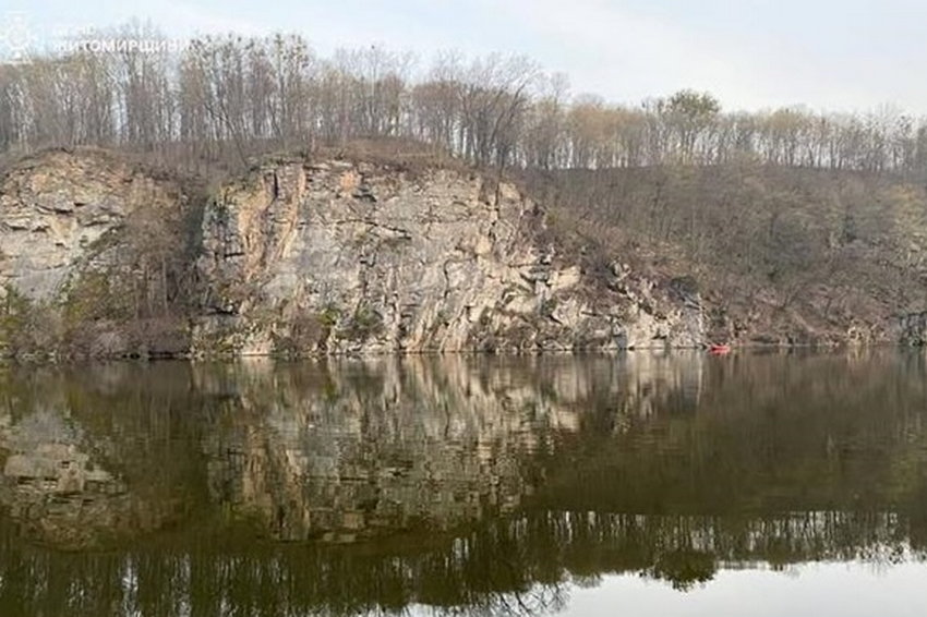 У Житомирі чоловік зірвався з 30-метрової скелі