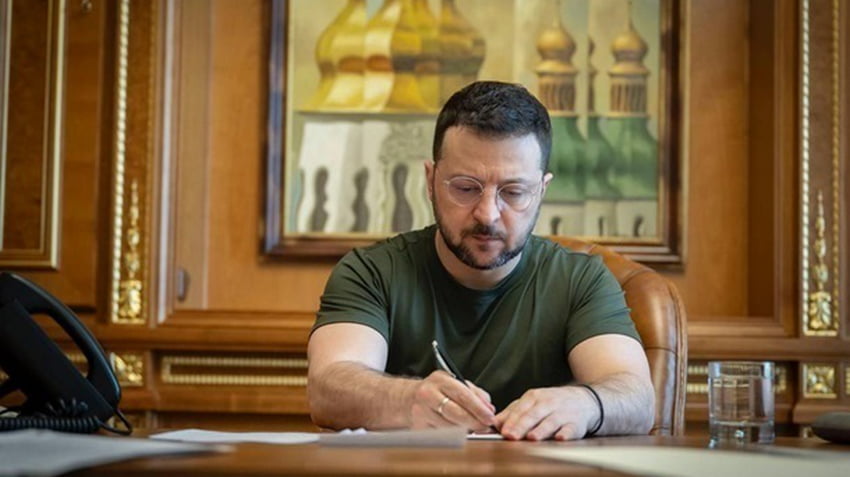 Зеленський підписав закон щодо зарплат чиновників