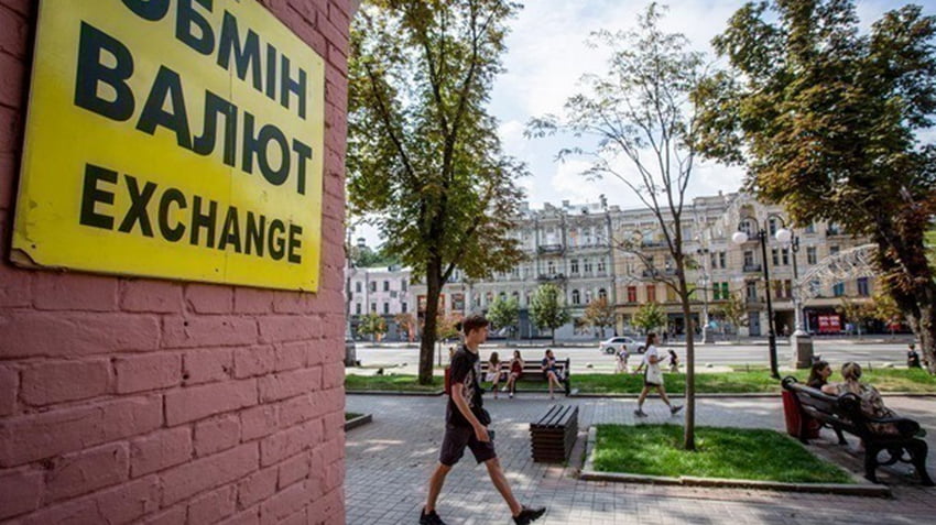 Долар і євро знову зросли на готівковому ринку