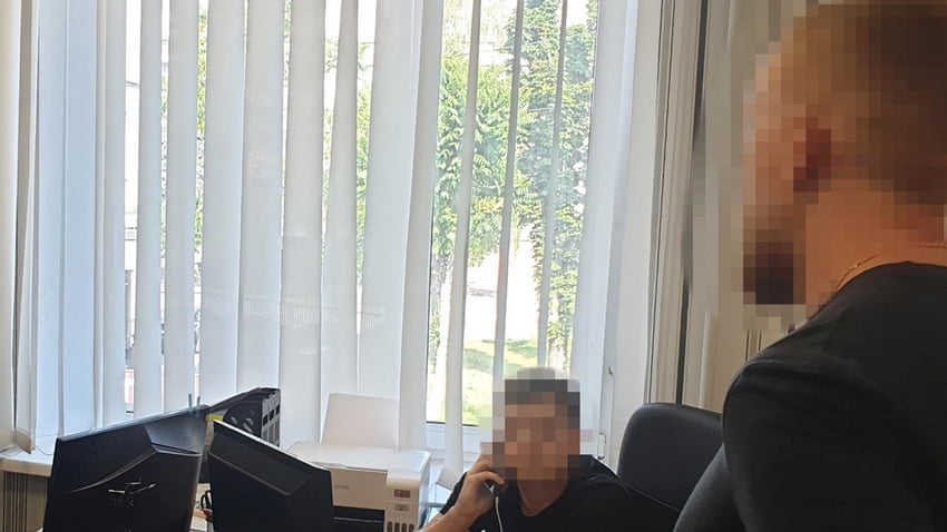 На Дніпропетровщині правоохоронець за гроші видаляв дані про ухилянтів