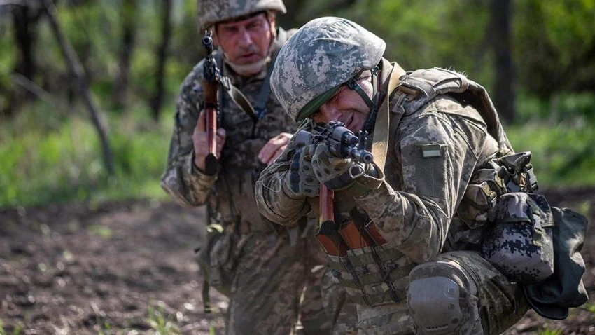 Зеленський схвалив військові контракти 60+