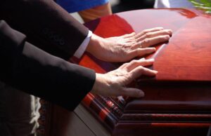 Як організувати перевезення тіла померлого в Україну