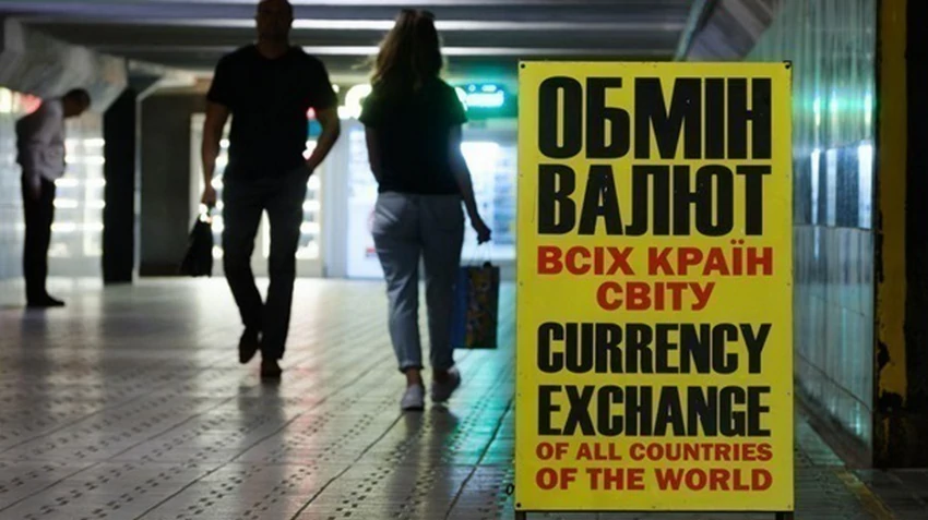 Курс гривні знижується на готівковому ринку