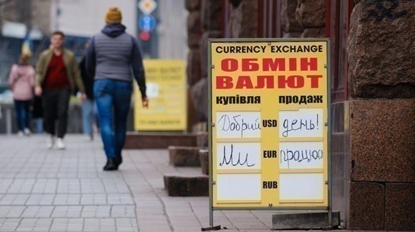 Курс гривні йде вниз на початку тижня