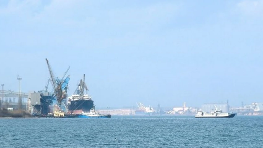 У Чорне море витекла олія через удари РФ по порту Південний