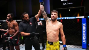 Стали відомі деталі контракту Амосова з UFC