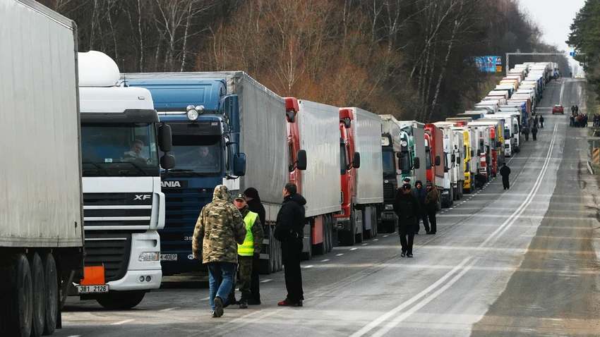 На кордоні з Польщею відновили оформлення вантажівок