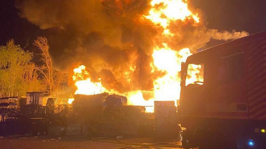 У Києві російський дрон врізався в багатоповерхівку
