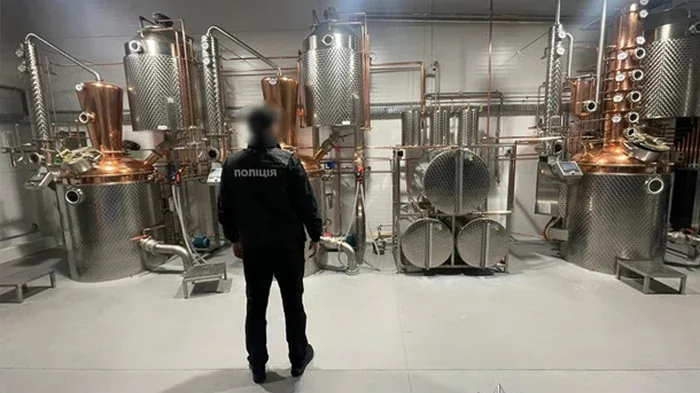 В Умани «сидровый» завод подпольно гнал водку В Умани «сидровый» завод подпольно гнал водку
