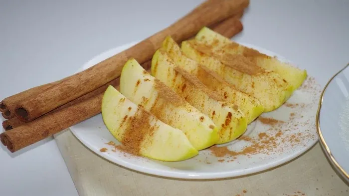Яблоки с корицей — не просто вкусное сочетание: что известно об их влиянии на здоровье Яблоки с корицей — не просто вкусное сочетание: что известно об их влиянии на здоровье