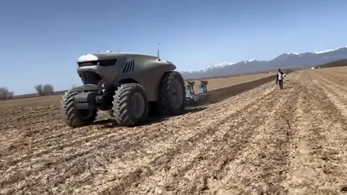 У Китаї автономні трактори обробляють поля, а дороги будують безпілотні машини У Китаї автономні трактори обробляють поля, а дороги будують безпілотні машини